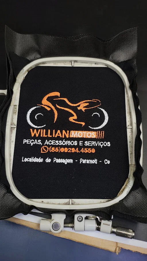 Bordado do logotipo William Acessórios em tecido preto