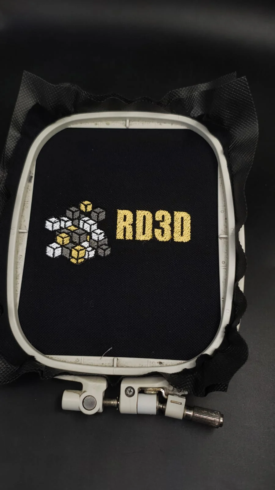 Bordado de logotipo RD3D em tecido preto