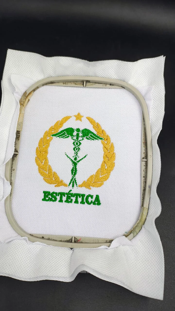 Bordado de logotipo Mística em tecido branco