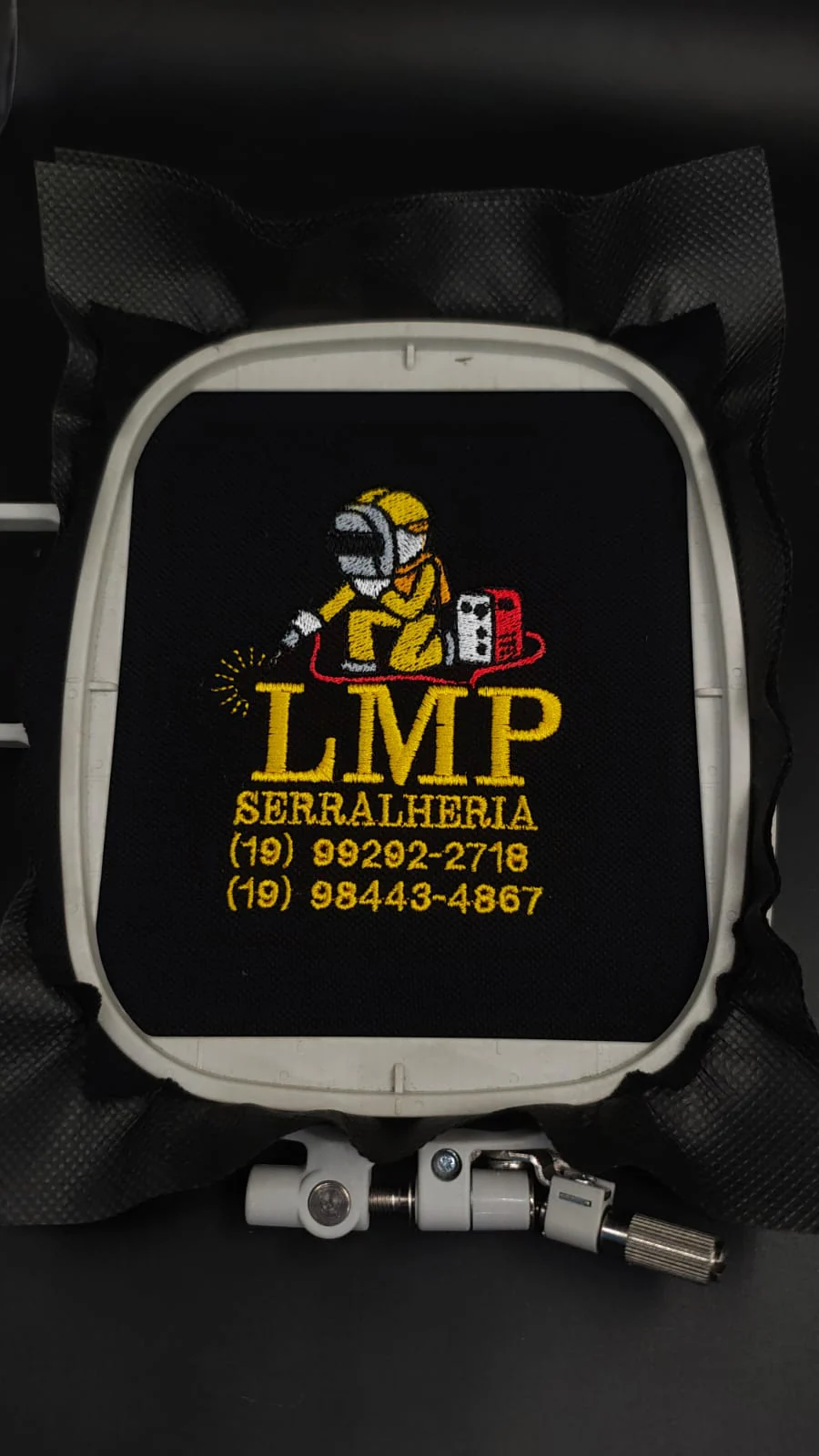 Bordado do logotipo LMP em tecido preto