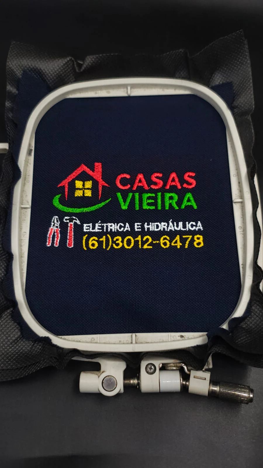 Bordado do logotipo Casas de Vieira em tecido preto