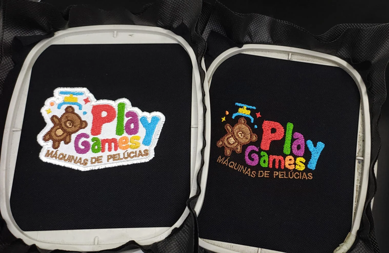Bordado do logotipo Play Games em tecido preto