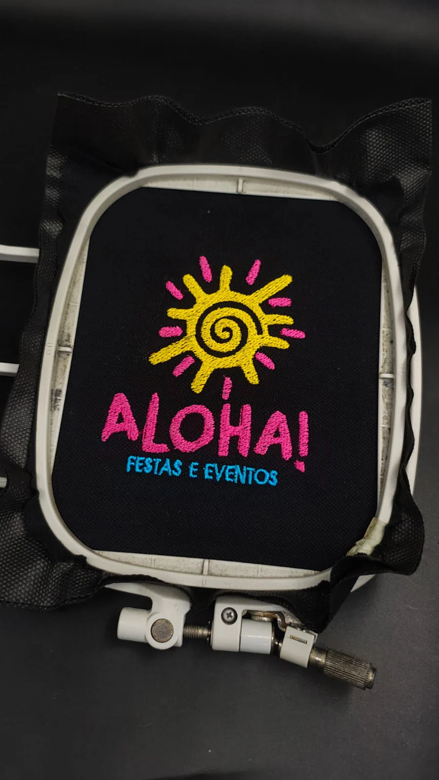 Bordado do logotipo Aloha em tecido preto