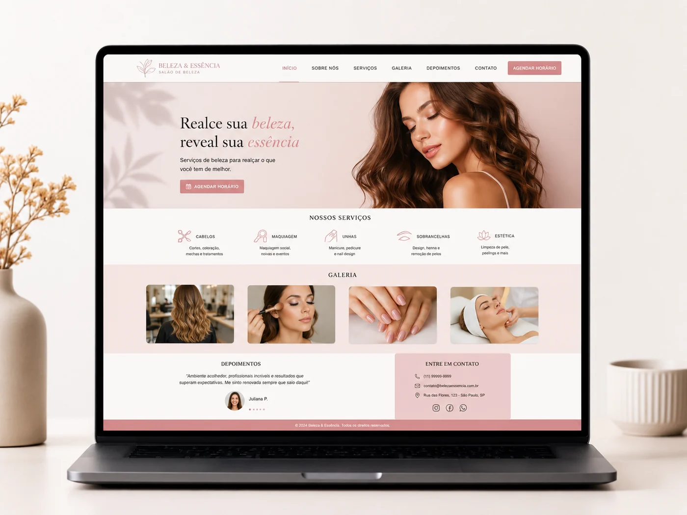 Site institucional responsivo exibido em notebook