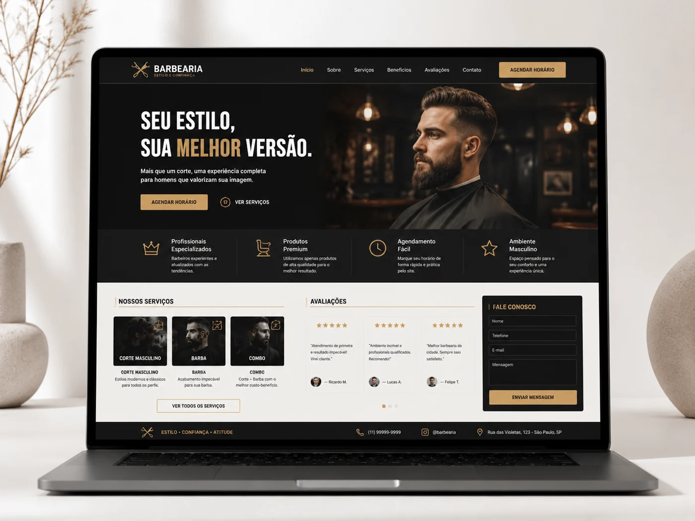 Landing page exibida em notebook