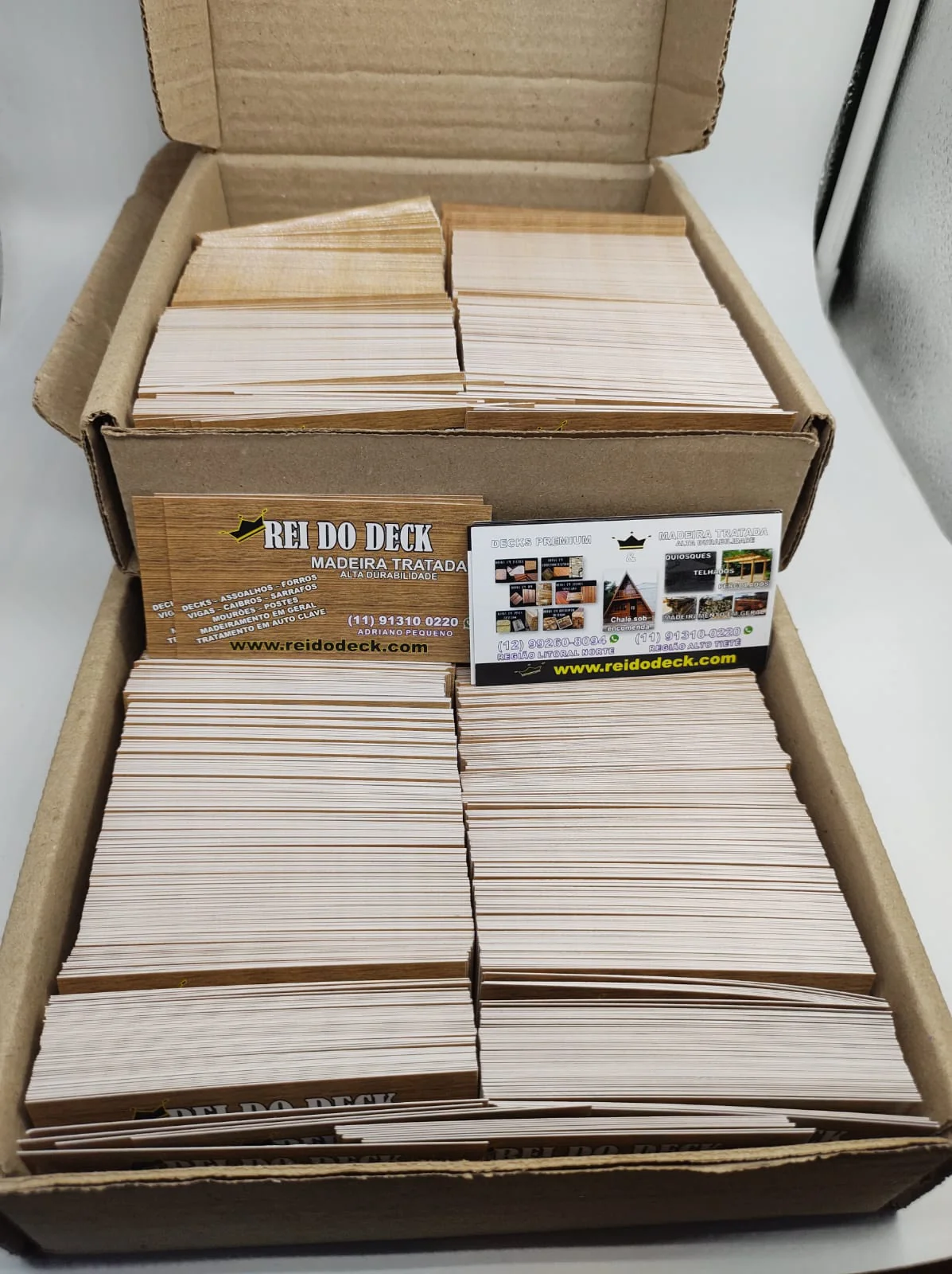 Cartões personalizados organizados em caixa